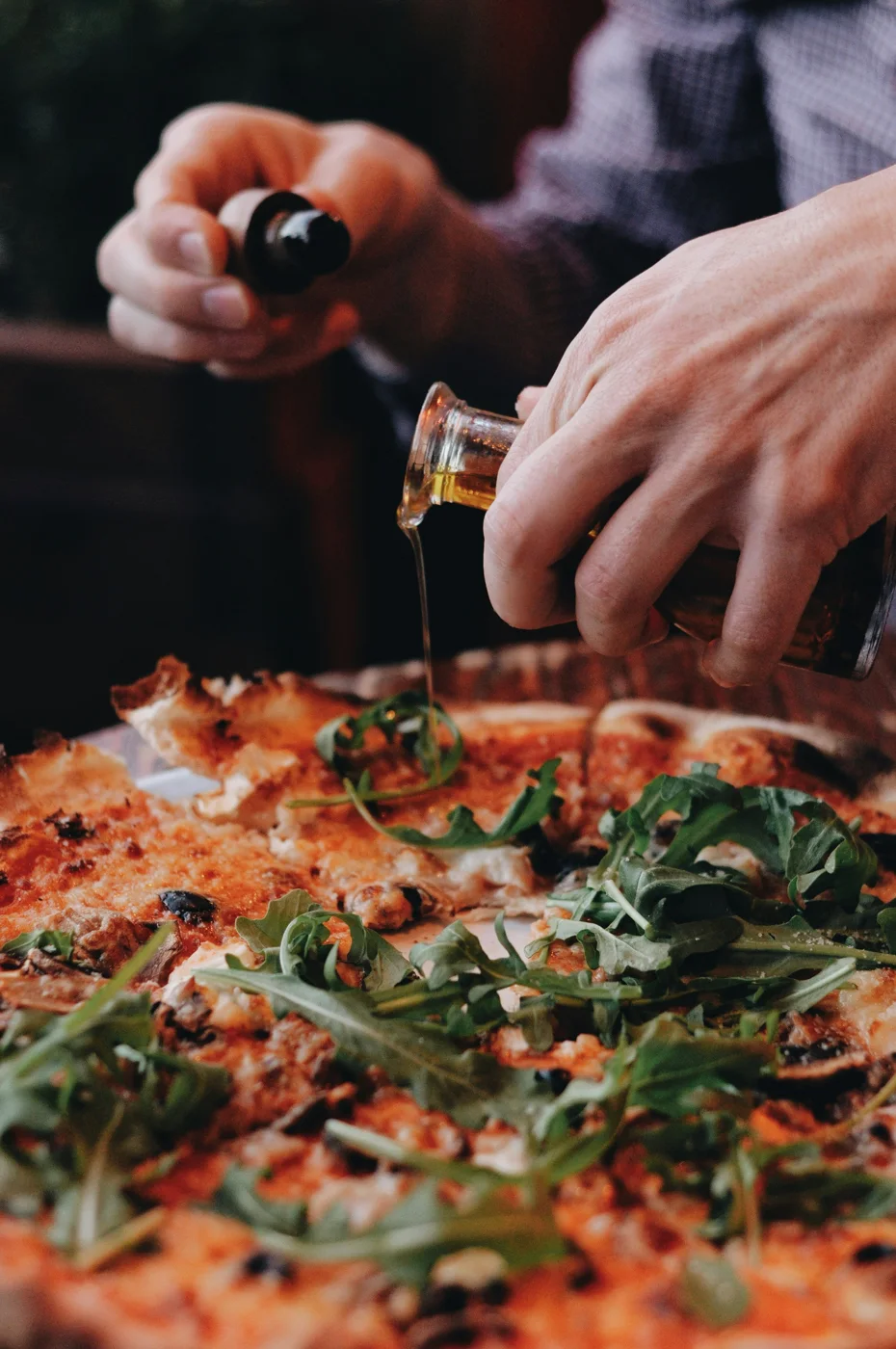 Dernière touche de préparation d’une pizza, photographie d’ambiance