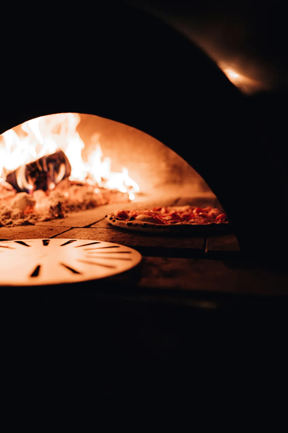 Une pizza dans la chaleur d’un four, photographie d’ambiance