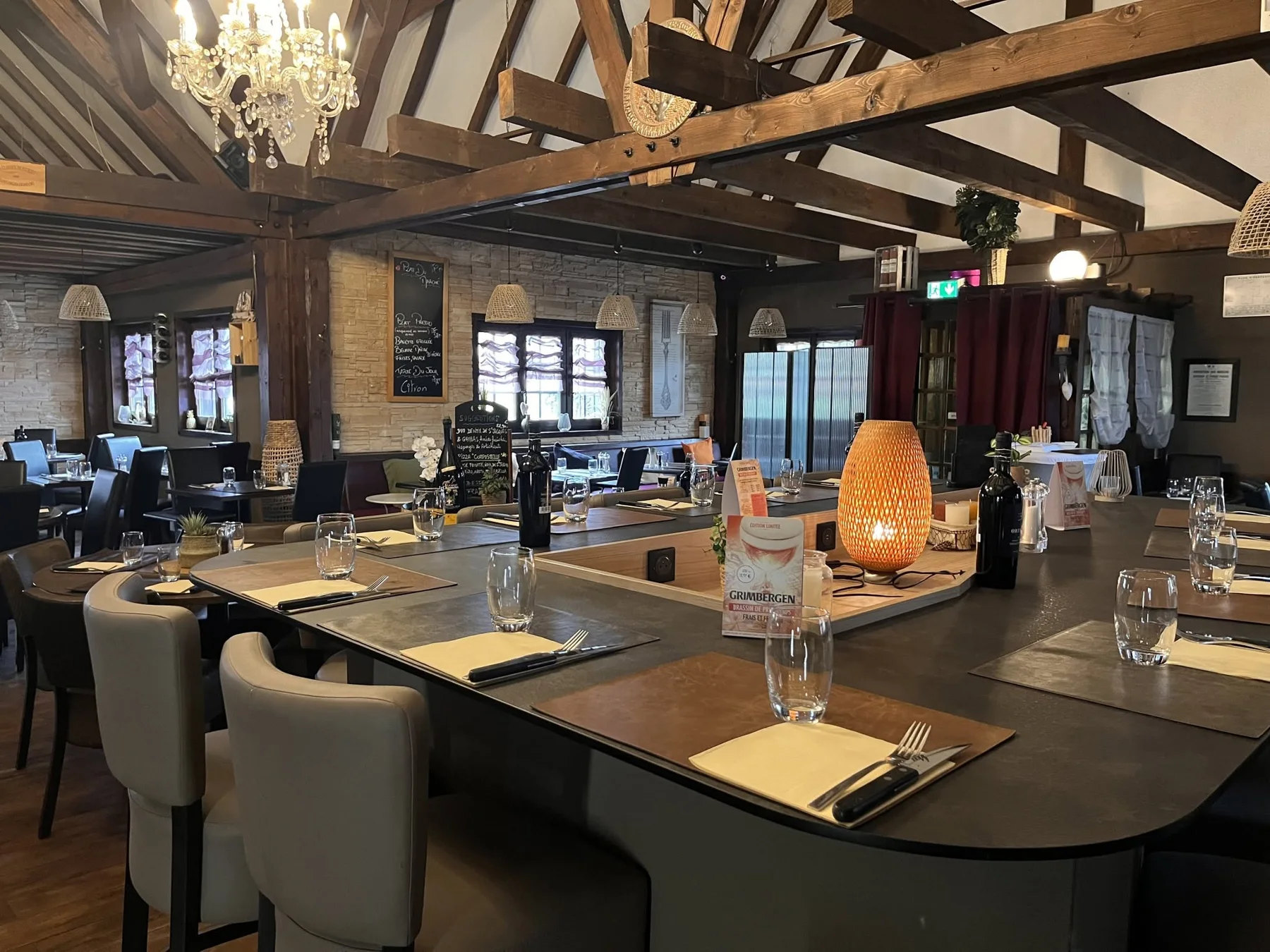 La salle de La Table de Vendenheim, ses poutres et ses tables dressées